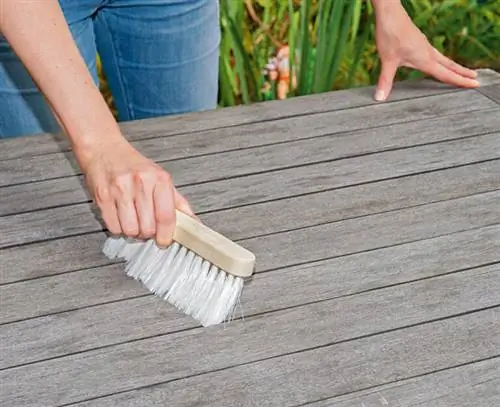 чистить поверхность