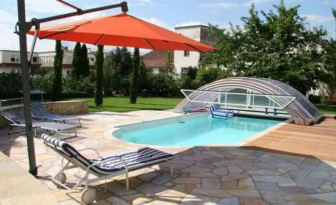 Бассейн в собственном саду