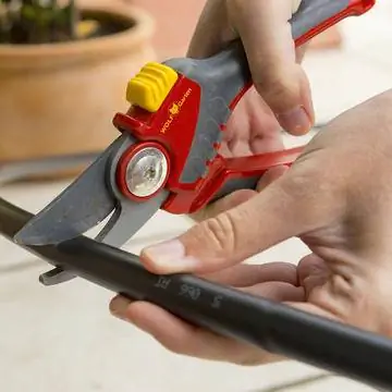 Раскатайте соединительную трубу вдоль горшечных растений