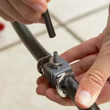 Наденьте распределительную трубку на место соединения.