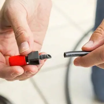 Наденьте концевую капельницу на распределительную трубу.