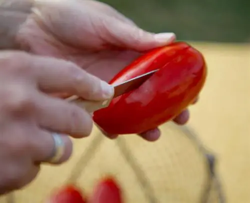 нарезать помидоры