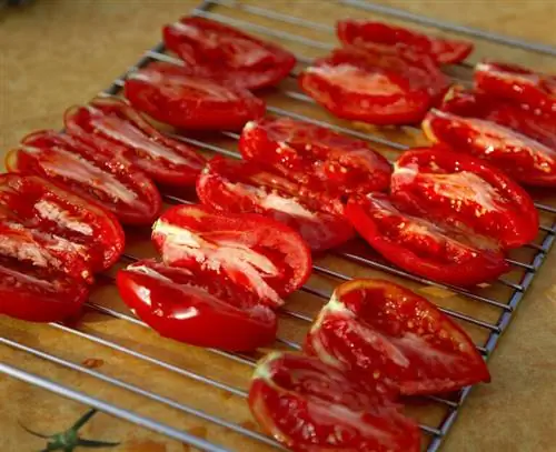 Поместите помидоры на решетку духовки