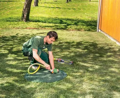 Крышка цистерны на газоне