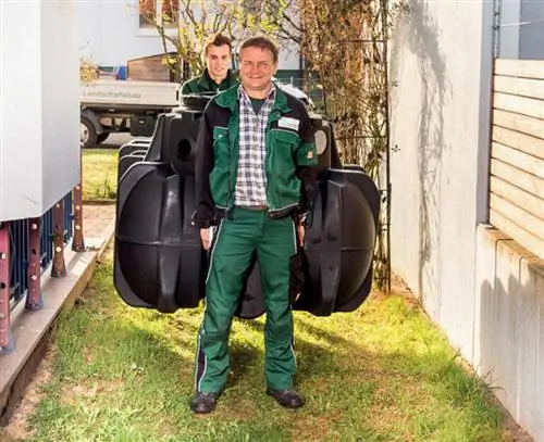 Ремесленники несут цистерну