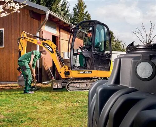 Экскаватор копает яму