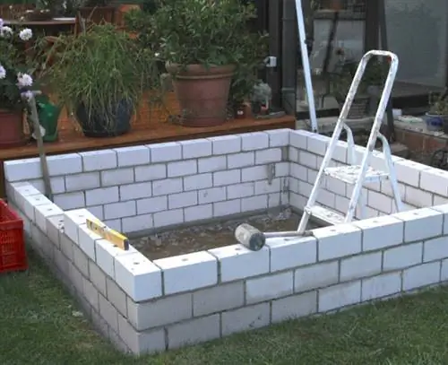 Известняковая стена