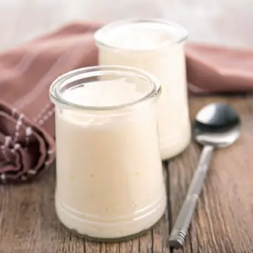 Молочный йогурт в стакане