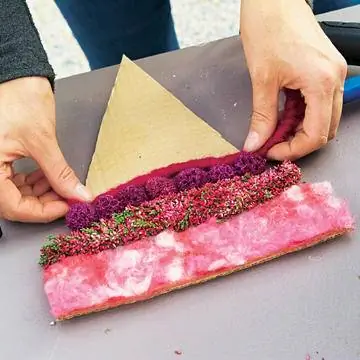 Приклейте цветы к вымпелу
