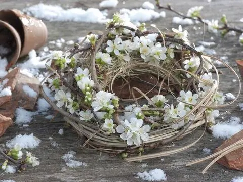 Настольный венок из веток вишни