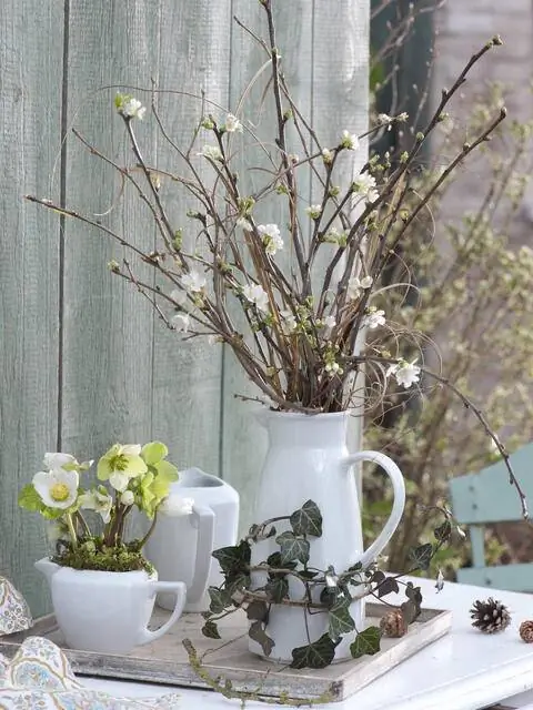 Ветки вишни в белом фарфоре