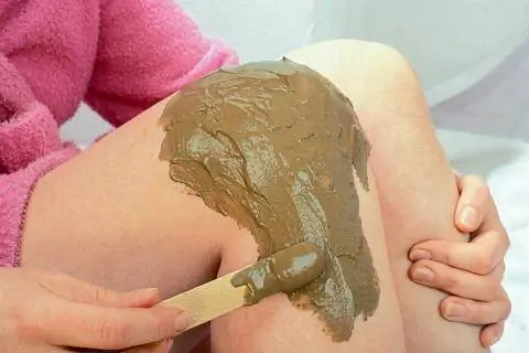 Целебная каша наносится на одну ногу