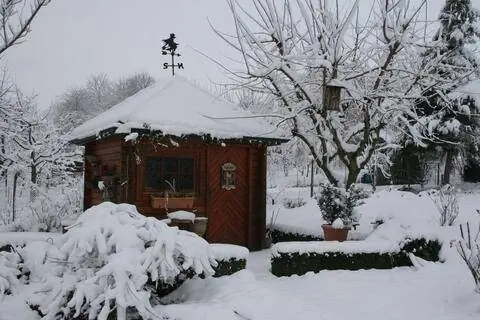 Садовый сарай, засыпанный снегом