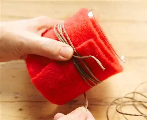 Обтянуть глиняный горшок войлоком