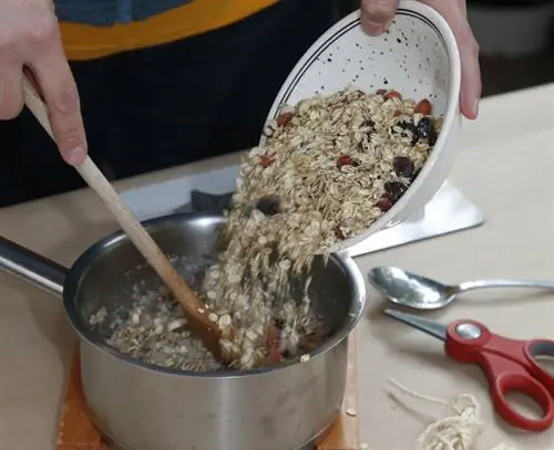 Смешайте зерна и говяжий жир в кастрюле