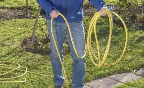 Слейте садовый шланг