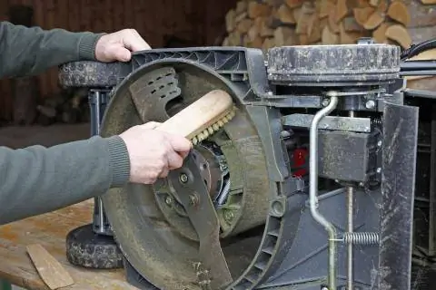 Чистая бензиновая газонокосилка