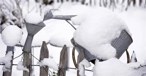 Как защитить садовый инвентарь от замерзания