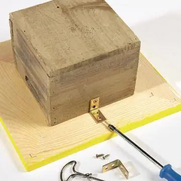 Прикрепите деревянный ящик к раме