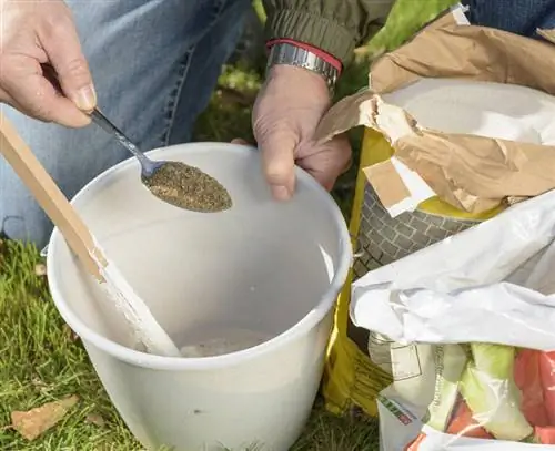 Добавьте роговую муку в белое пальто