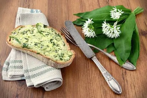 Хлеб с маслом черемши