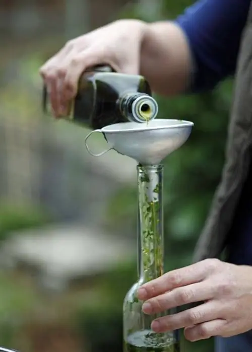 Заполните бутылку маслом