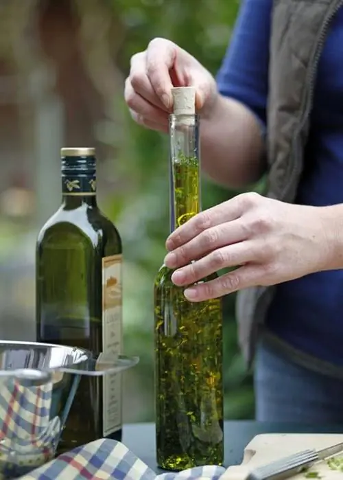 Закройте бутылку пробкой