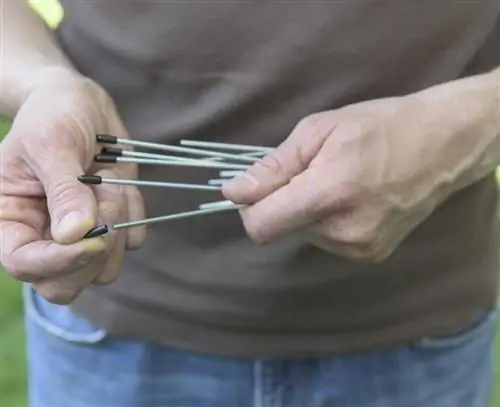 Наденьте пластиковые насадки на провода.