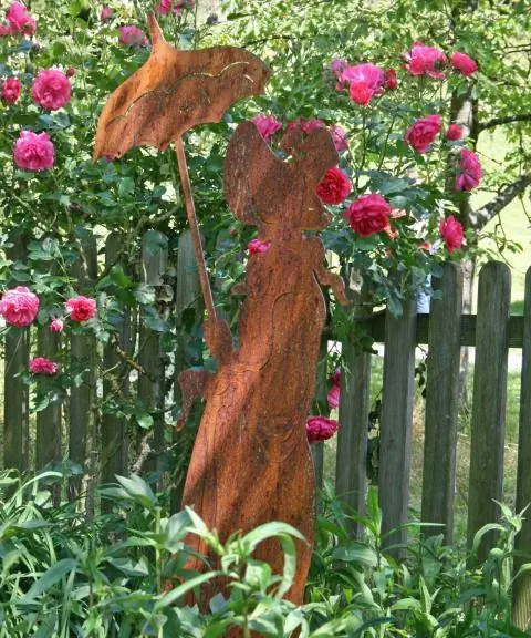 ржавая садовая фигура