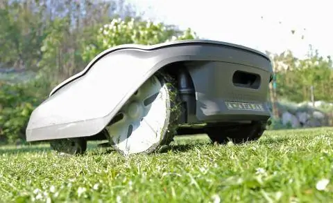 Газонокосилка-робот косит газон