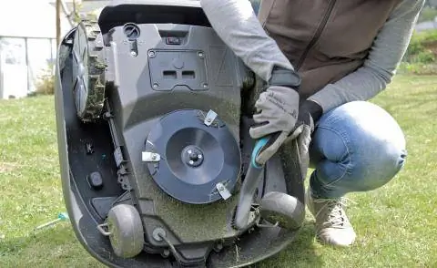 Очистите нижнюю часть газонокосилки-робота