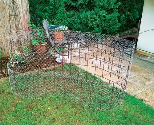 Обмотайте нижнюю часть и спинку кроличьей проволокой