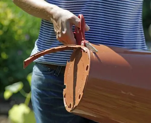 Удалите дно пластикового горшка