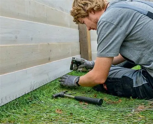 Установите проволочную сетку для защиты от полевок