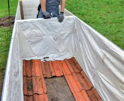 Застелите грядку фольгой