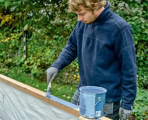 Нанесите цветную глазурь на приподнятую грядку.