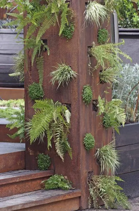 Посаженная колонна из кортеновской стали