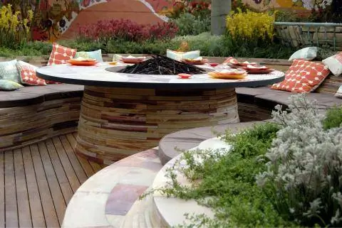 Стол со встроенным камином