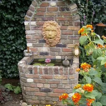 Настенный фонтан с головой льва