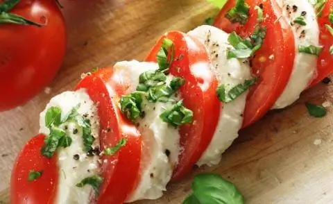Томатная моцарелла с базиликом