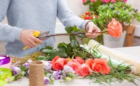 Срезанная роза с длинным цветоносом