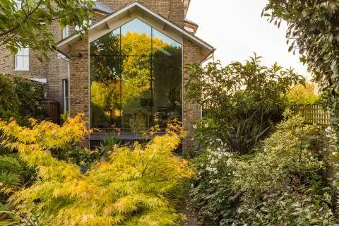 Отражение перед окном