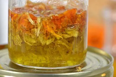 Смесь масла, пчелиного воска и цветков календулы