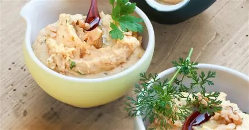 Хумус с грецкими орехами и зеленью