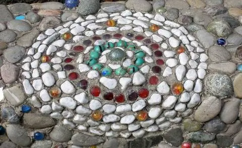 Укладка круга из гальки