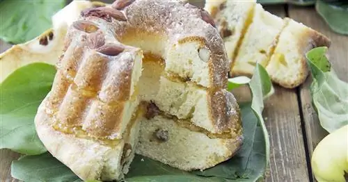 Бисквит с миндалем и желе из айвы