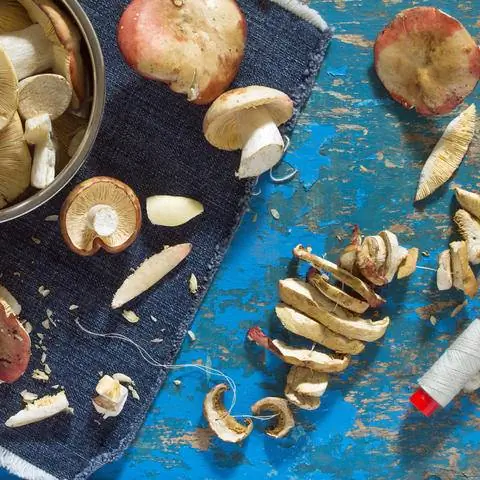 Нанизать и обсушить грибы