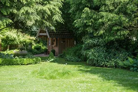 Большой сад с садовым навесом