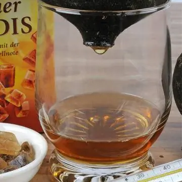 Сок редиски капает в стакан