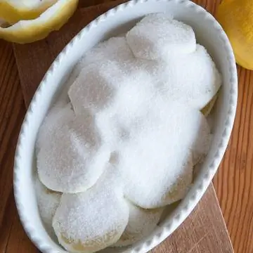 Посыпать лимоны сахаром
